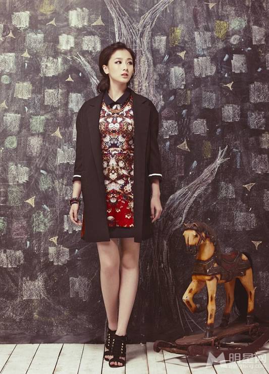 内地女演员叶青复古装扮展现迷人魅力