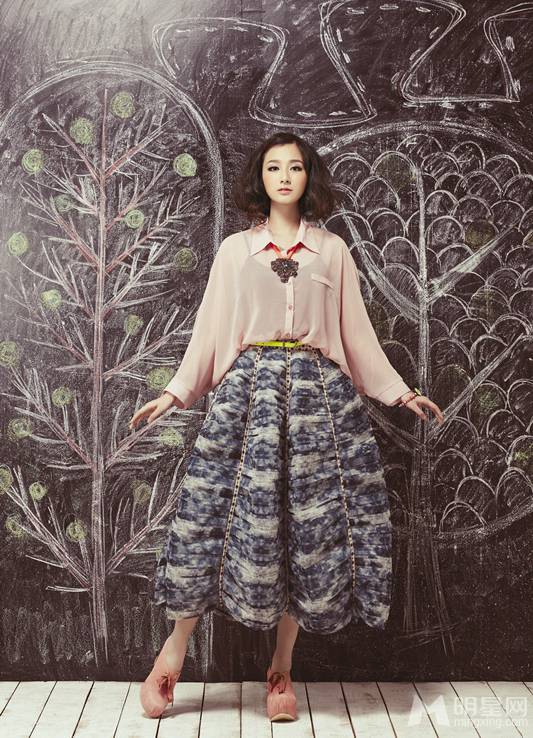 内地女演员叶青复古装扮展现迷人魅力