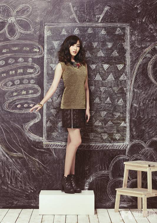 内地女演员叶青复古装扮展现迷人魅力