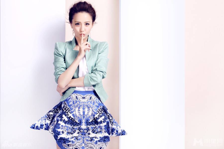 佟丽娅俏皮个人写真 化身优雅时尚丽人