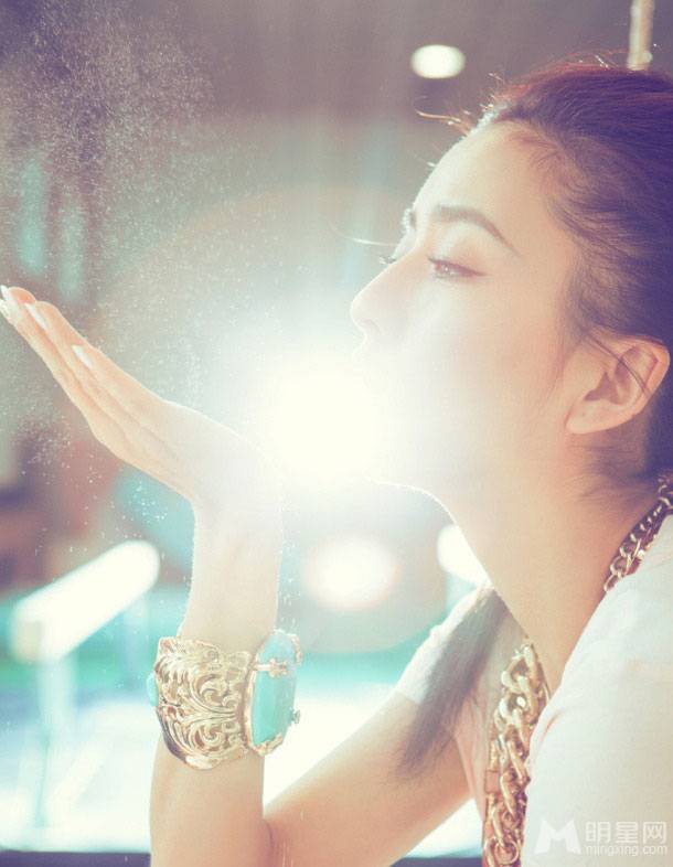 佟丽娅体操房时尚写真 大胆撞色潮流搭配