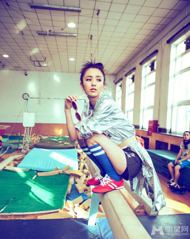 佟丽娅体操房时尚写真 大胆撞色潮流搭配