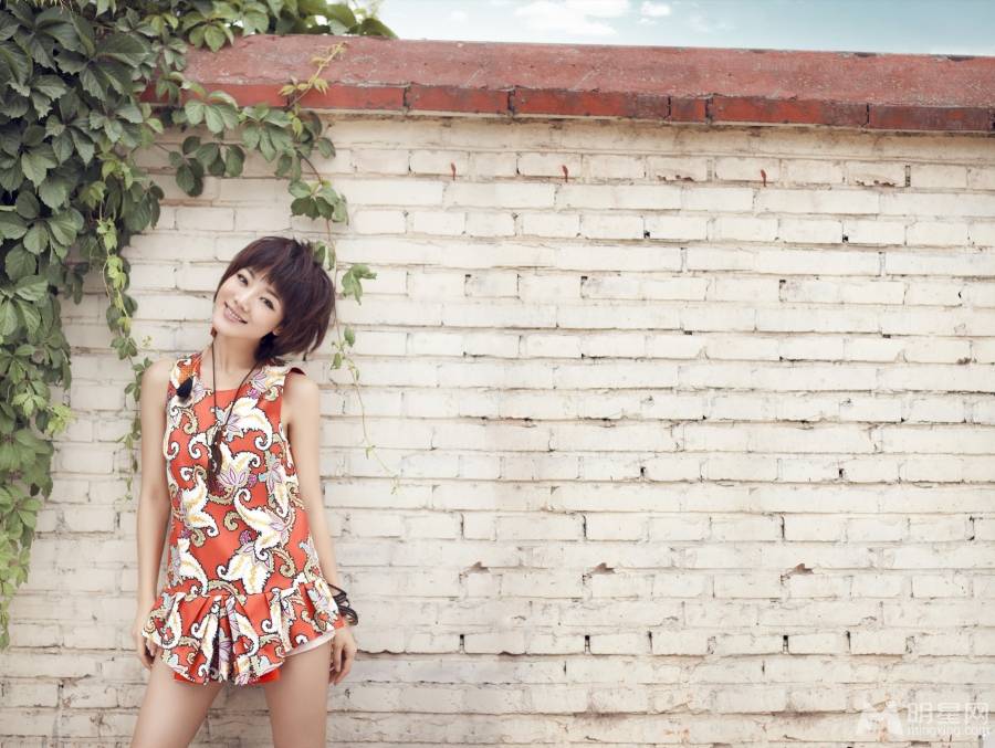 邓家佳时尚短发展独特迷人魅力