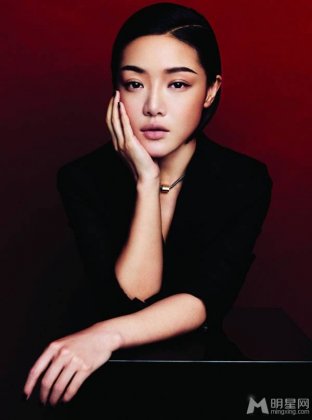 邓家佳化身摩登女郎 女王气场十足