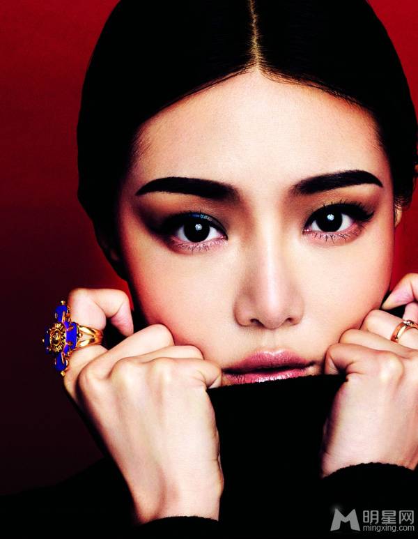 邓家佳化身摩登女郎 女王气场十足