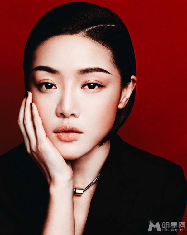 邓家佳化身摩登女郎 女王气场十足