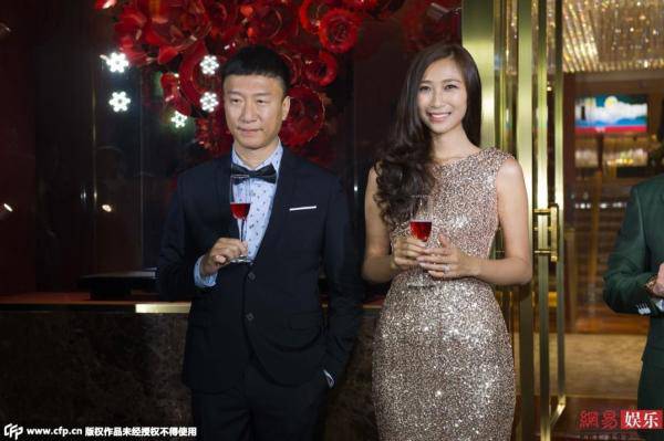 大叔孙红雷携新婚娇妻出席活动高清图片