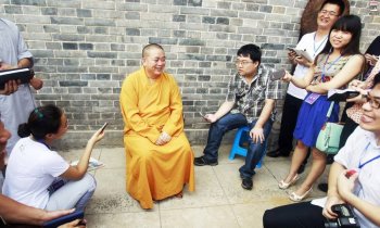 少林方丈释永信受众人爱戴采访
