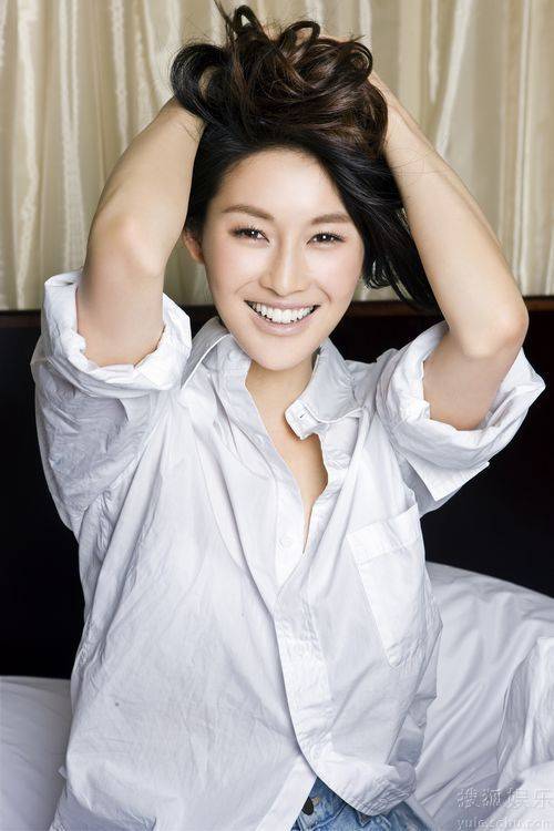 内地女演员陈燃甜美笑容迷人写真