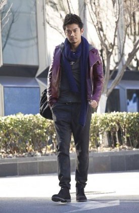 男演员芦芳生时尚成熟街拍照