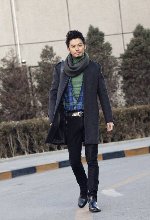 男演员芦芳生时尚成熟街拍照