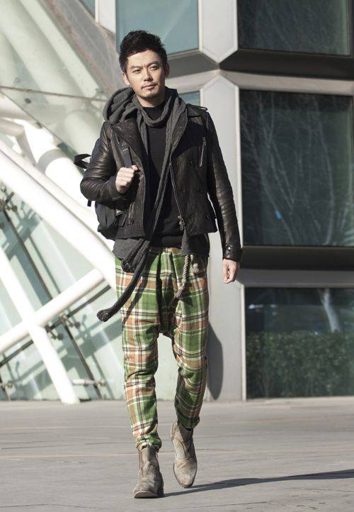 男演员芦芳生时尚成熟街拍照