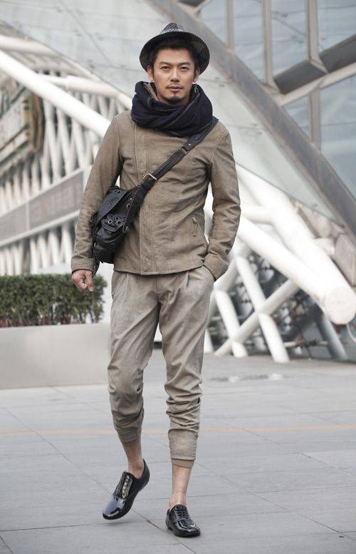男演员芦芳生时尚成熟街拍照