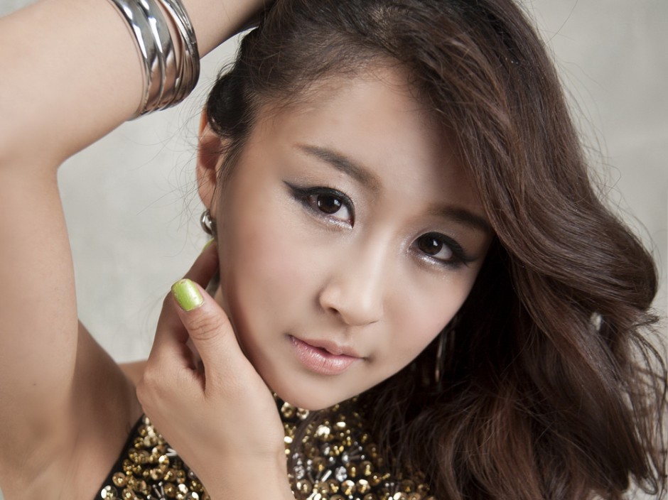 韩国女星朴贤善大秀玲珑有致身材