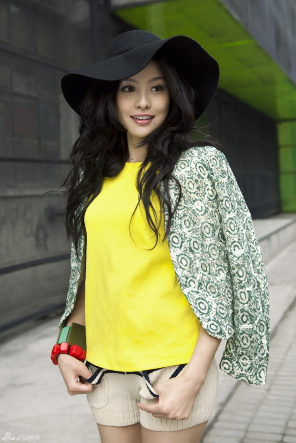 内地女明星齐芳优雅端庄街拍大片