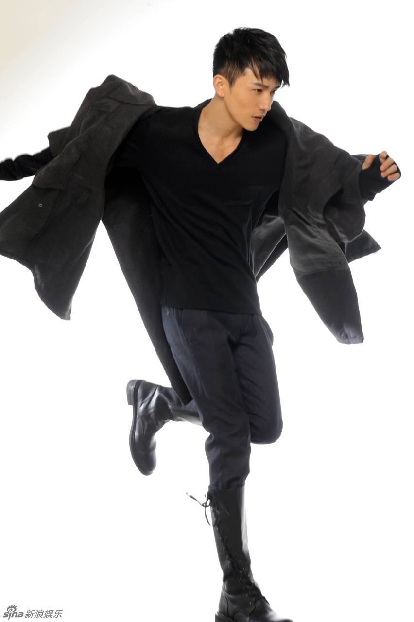 内地男明星许诺黑色潮装帅气写真