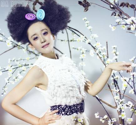 内地女演员海陆白裙清新可人写真