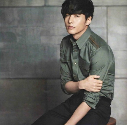 韩国男演员元斌帅气冷峻写真照