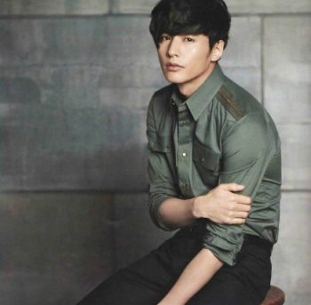 韩国男演员元斌帅气冷峻写真照
