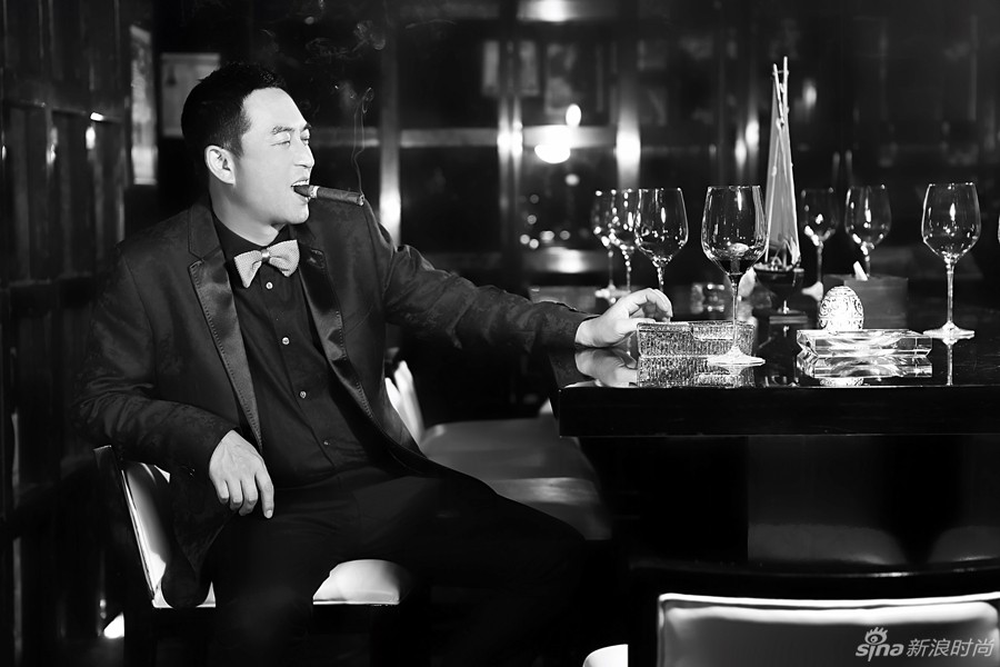 气质大叔张嘉译经典黑白时尚写真