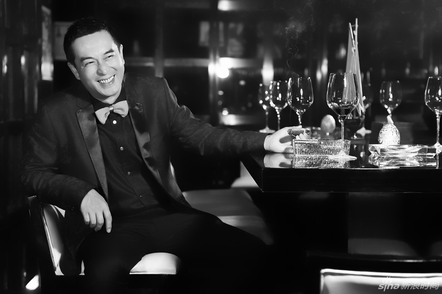 气质大叔张嘉译经典黑白时尚写真