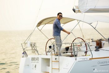 帅大叔张嘉译轮船写真 尽展迷人成熟魅力