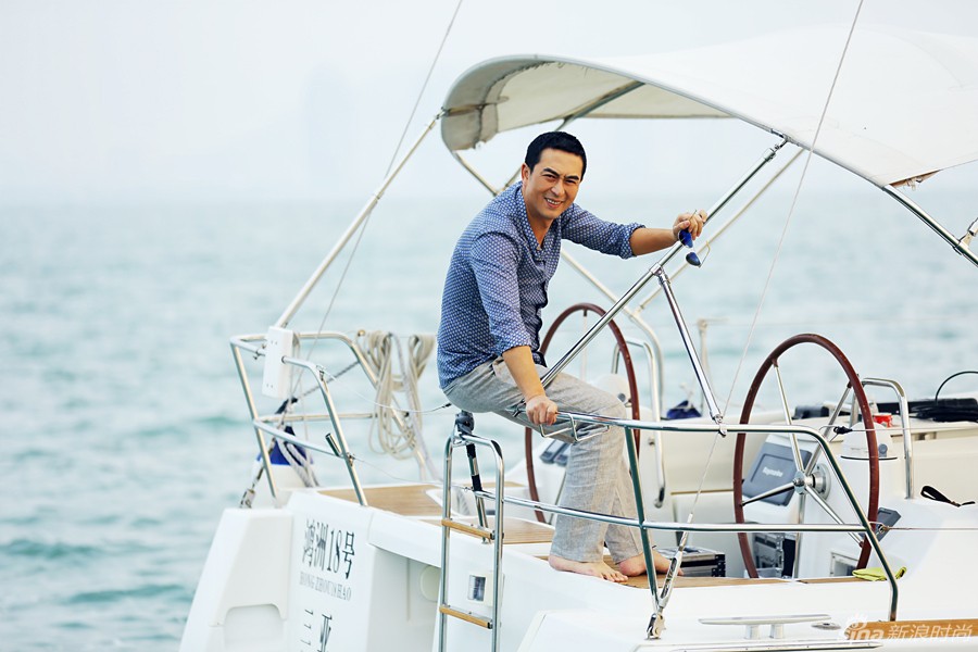 帅大叔张嘉译轮船写真 尽展迷人成熟魅力