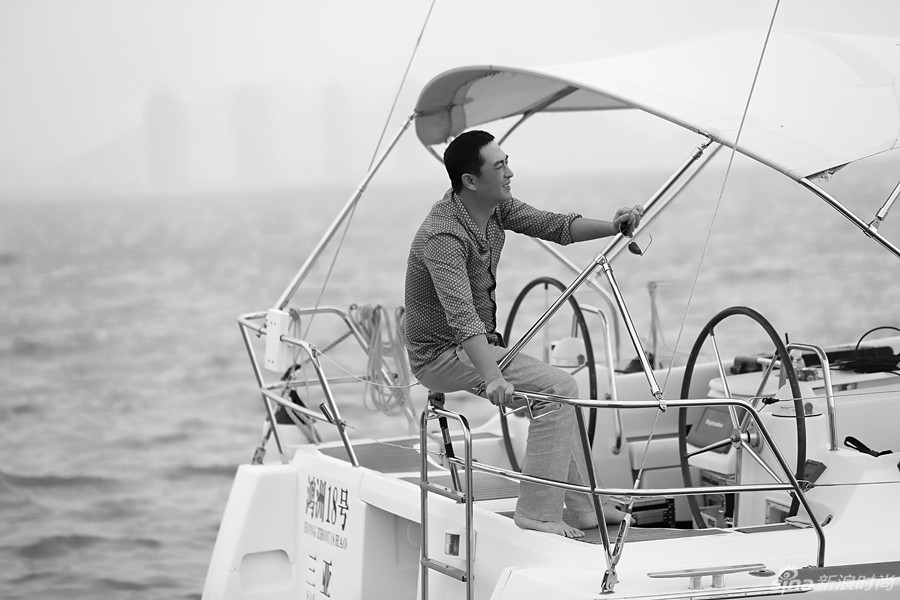 帅大叔张嘉译轮船写真 尽展迷人成熟魅力