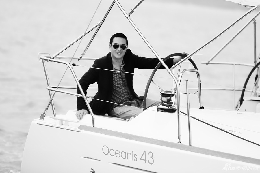 帅大叔张嘉译轮船写真 尽展迷人成熟魅力