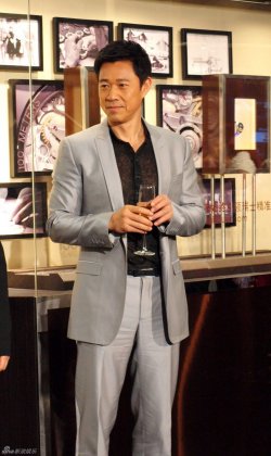 肌肉型男张丰毅帅气西服现身活动高清组图