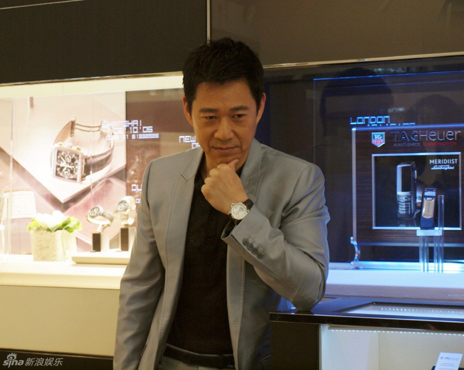 肌肉型男张丰毅帅气西服现身活动高清组图