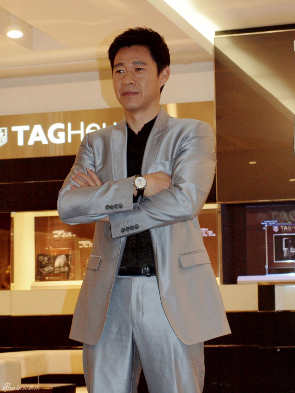 肌肉型男张丰毅帅气西服现身活动高清组图