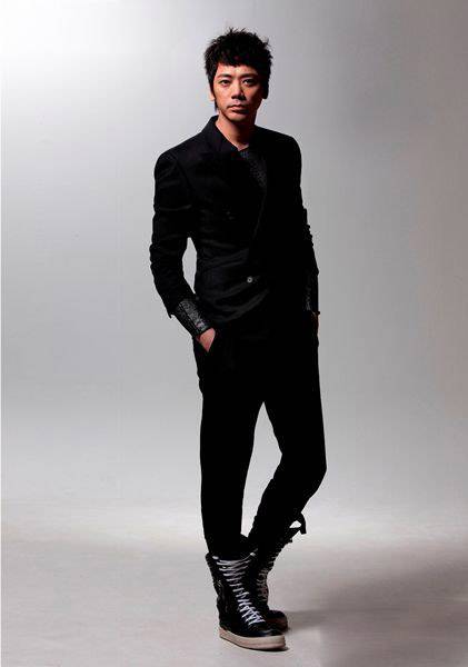 阿信散发个性冷峻魅力写真照