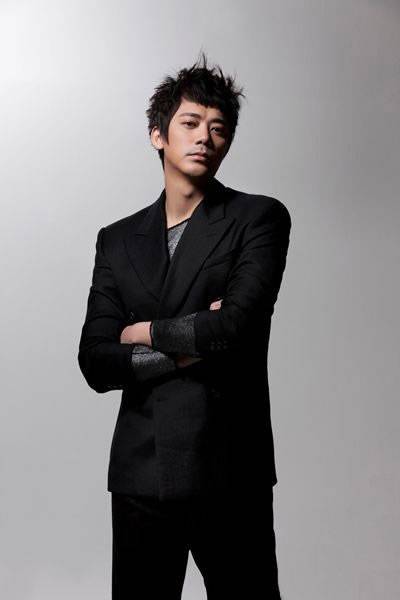 阿信散发个性冷峻魅力写真照