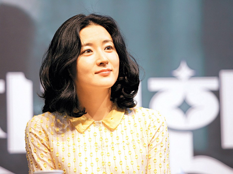 韩国女演员李爱英笑容甜美迷人写真