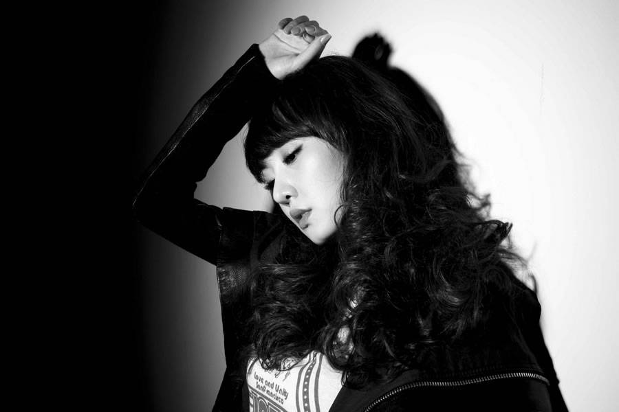 刘洋散发独特迷人魅力黑白写真