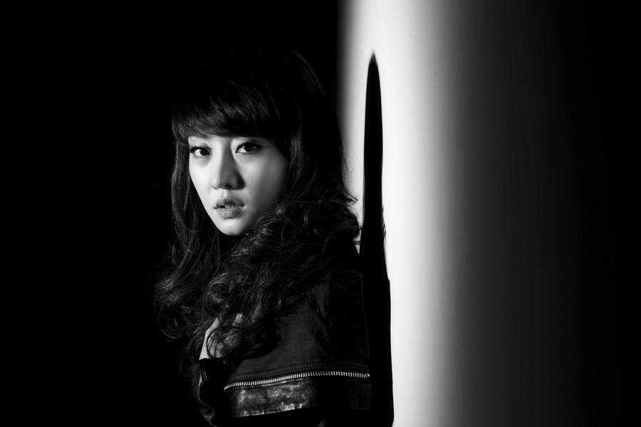 刘洋散发独特迷人魅力黑白写真
