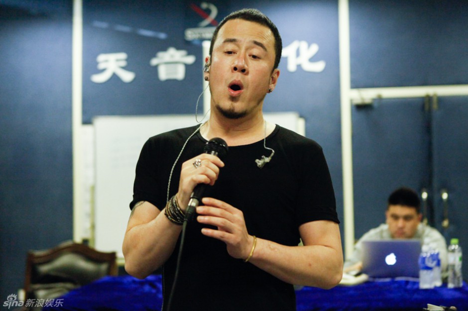 杨坤为演唱会精心彩排花絮组图