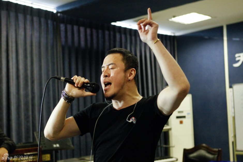 杨坤为演唱会精心彩排花絮组图