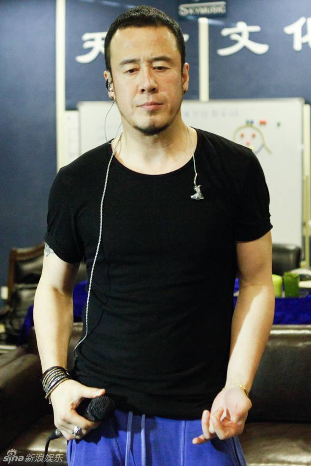 杨坤为演唱会精心彩排花絮组图