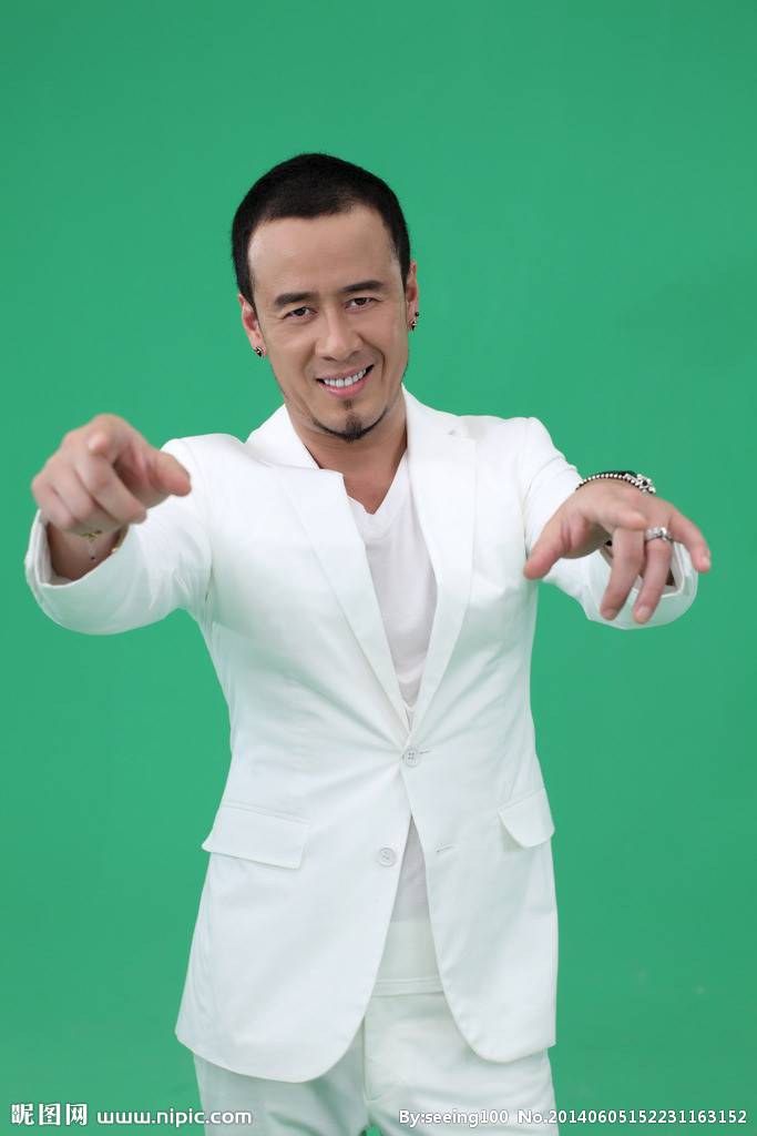 杨坤帅气登陆杂志封面 白色西服显儒雅