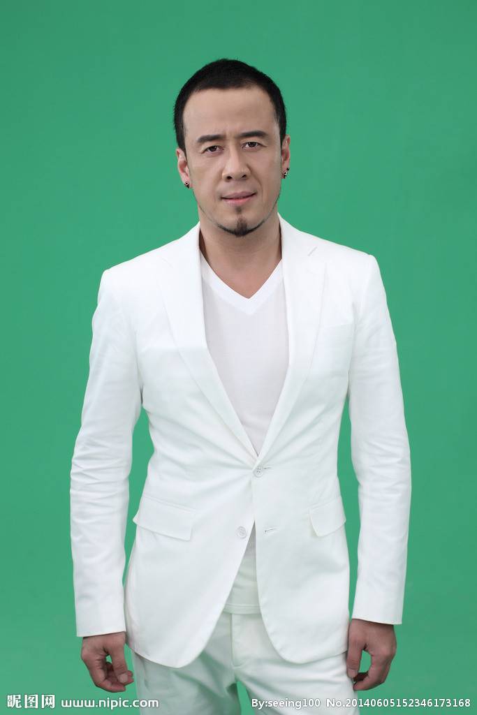 杨坤帅气登陆杂志封面 白色西服显儒雅