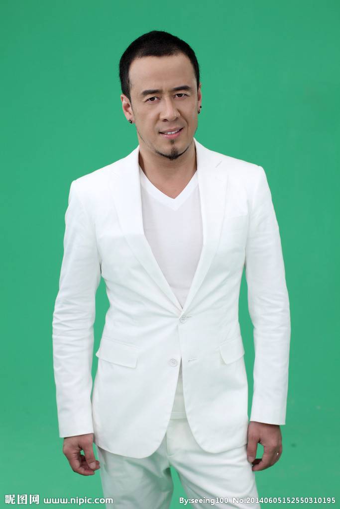 杨坤帅气登陆杂志封面 白色西服显儒雅