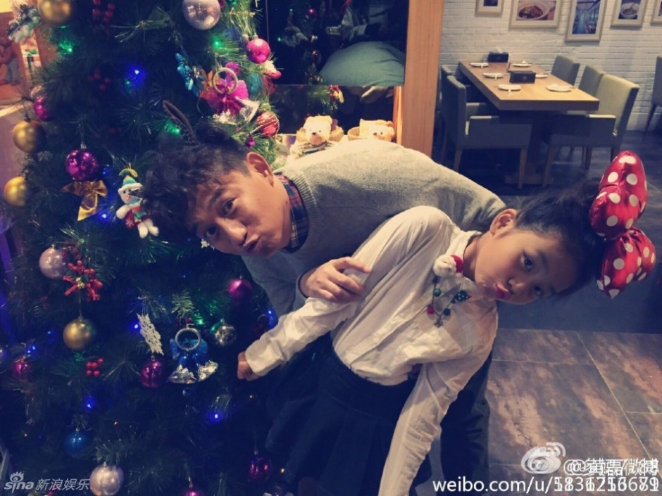 圣诞节黄磊一家俏皮欢乐亲密无间