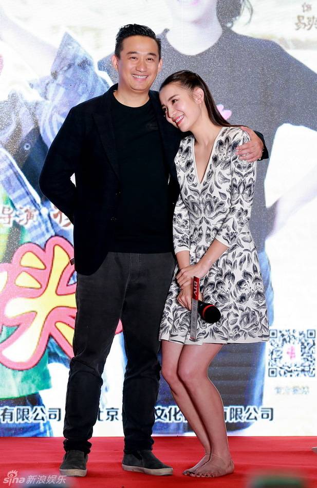 《嘿！老头》黄磊小宋佳亲密现身宣传