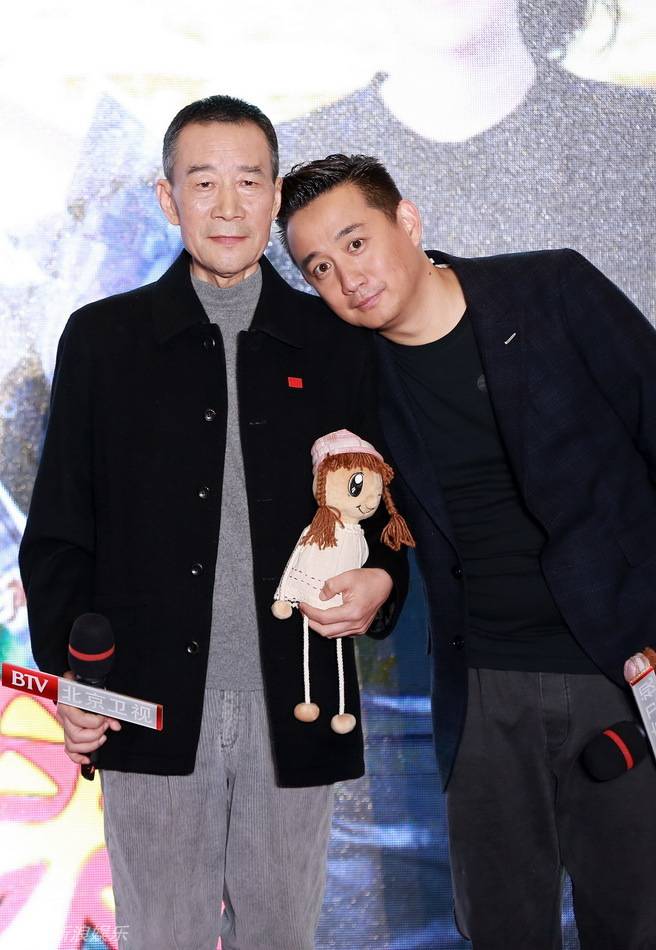 《嘿！老头》黄磊小宋佳亲密现身宣传