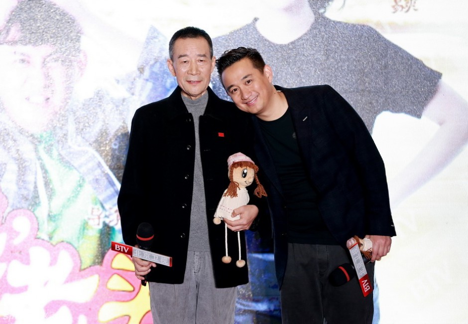 《嘿！老头》黄磊小宋佳亲密现身宣传