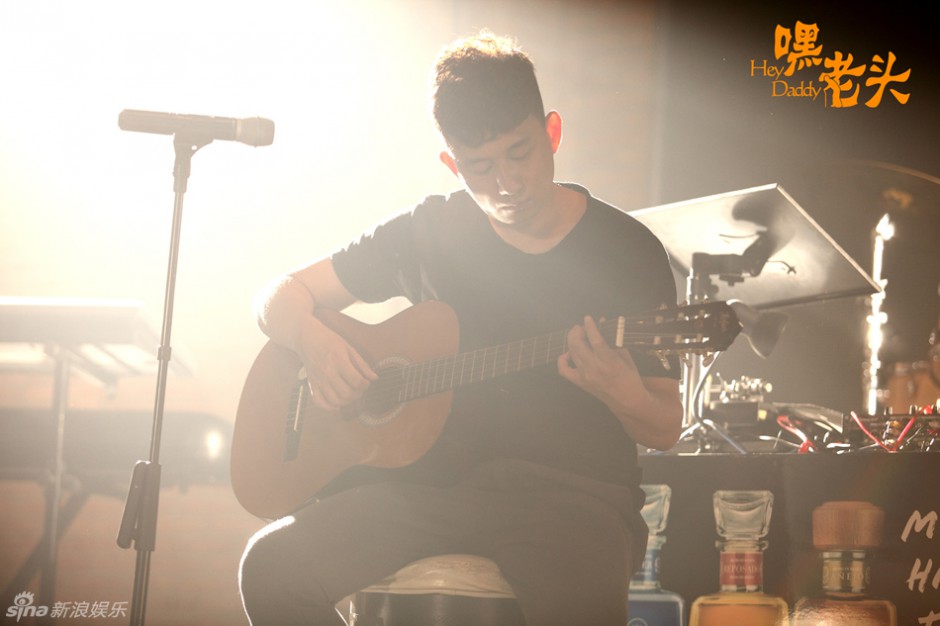 《嘿！老头》黄磊重拾吉他 帅气优雅迷人