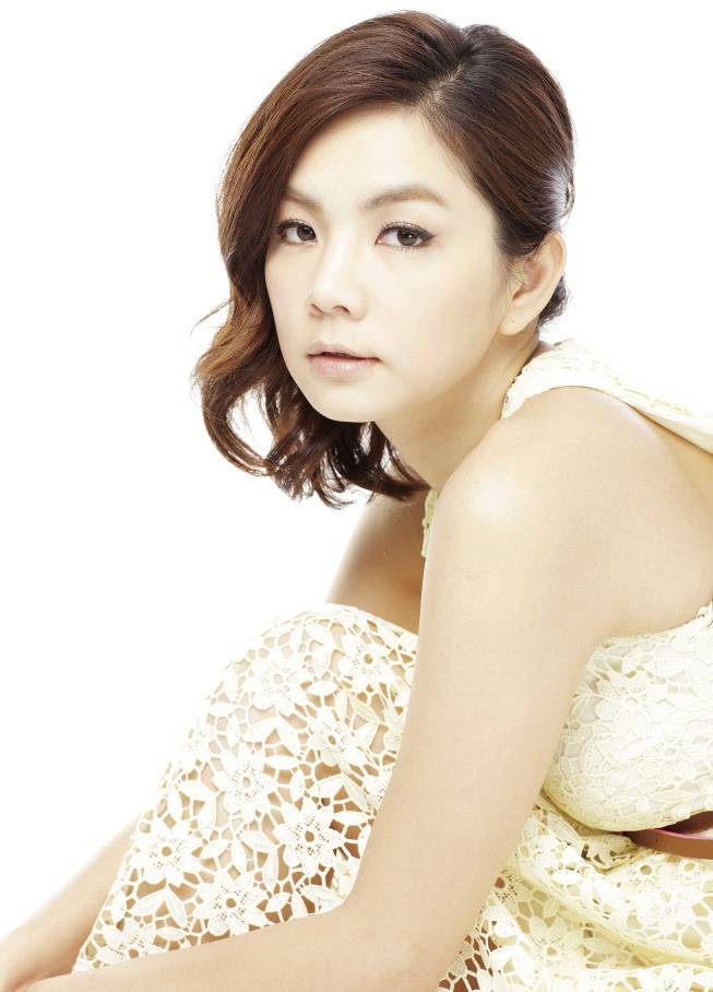 台湾女明星Ella尽显优雅女人味