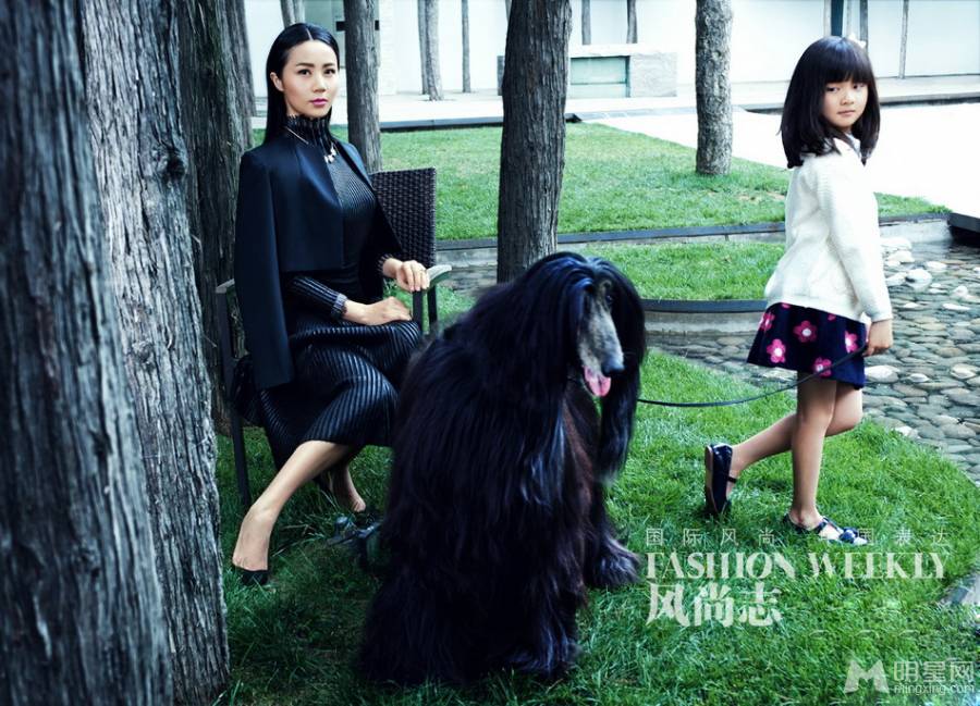 黄磊携妻女帅气拍摄写真 一家甜蜜温暖爱意浓